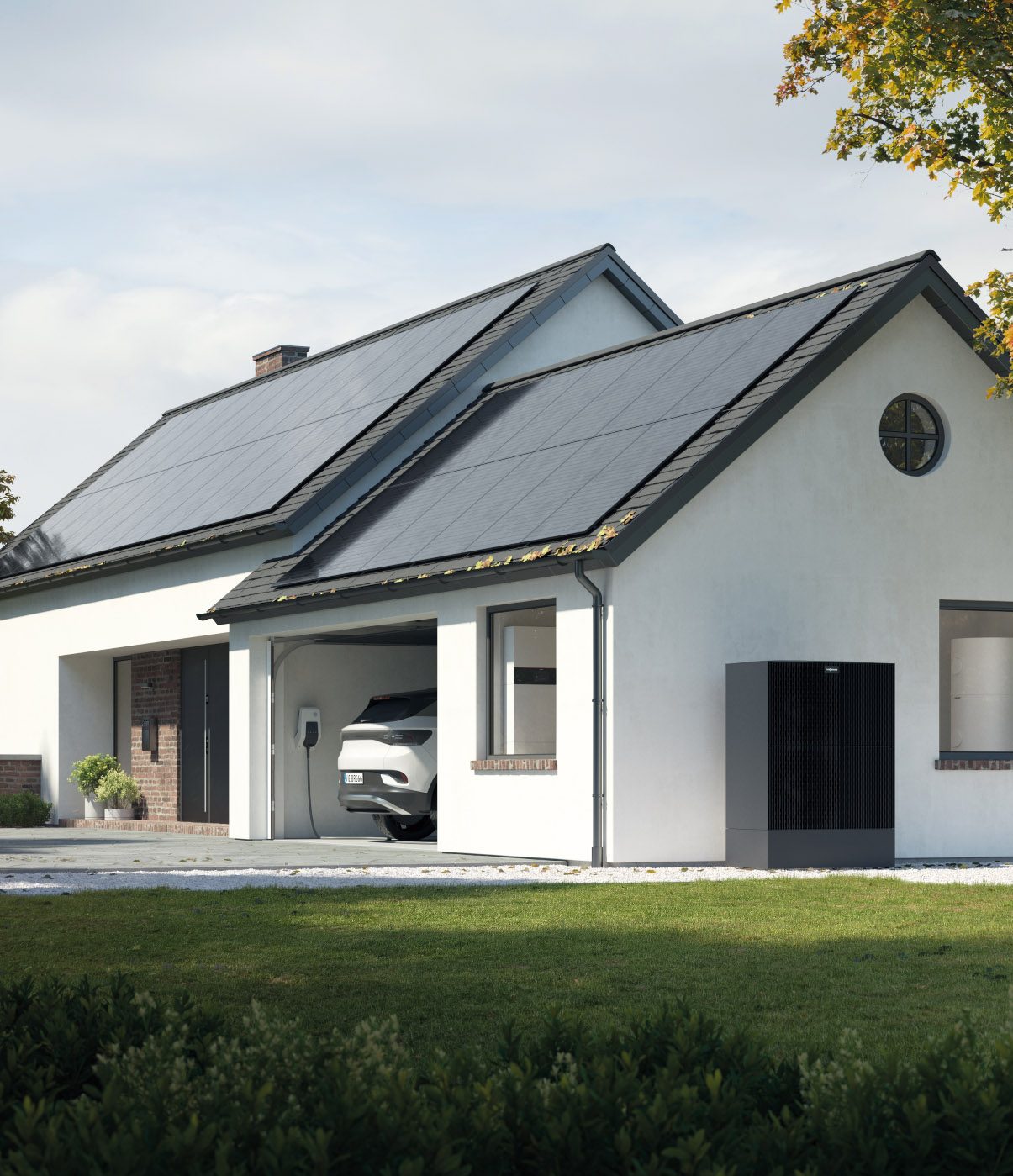 Einfamilienhaus mit Photovoltaikanlage und moderner Wärmepumpe im Außenbereich