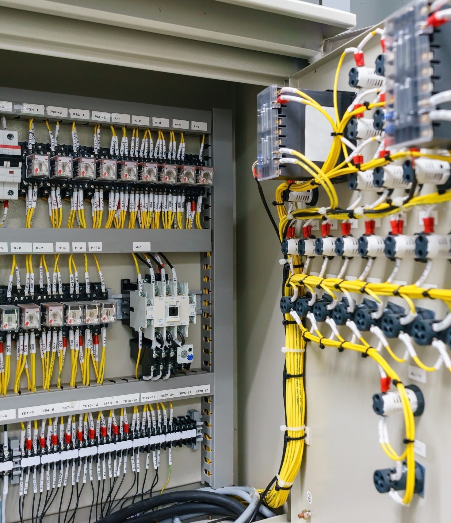 Elektrischer Schaltschrank mit moderner Verkabelung und Steuerungstechnik