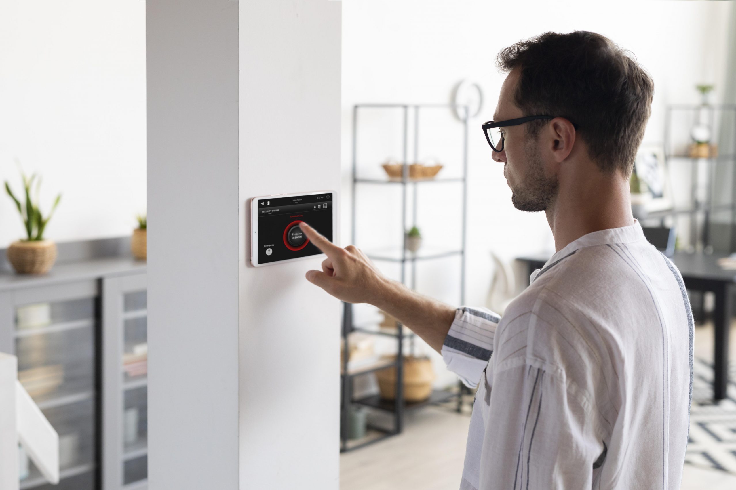 Nutzer steuert moderne Heizungsanlage über ein digitales Thermostat im Wohnraum